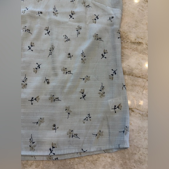 Fun2Fun Light Blue Floral Blouse Large NWOT Flutter Sleeve Rayon Blend - Picture 6 of 12